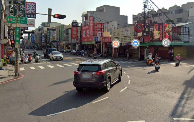 汽車左轉時,請遵循轉彎導引線,勿切西瓜、跨多車道! 道路標線